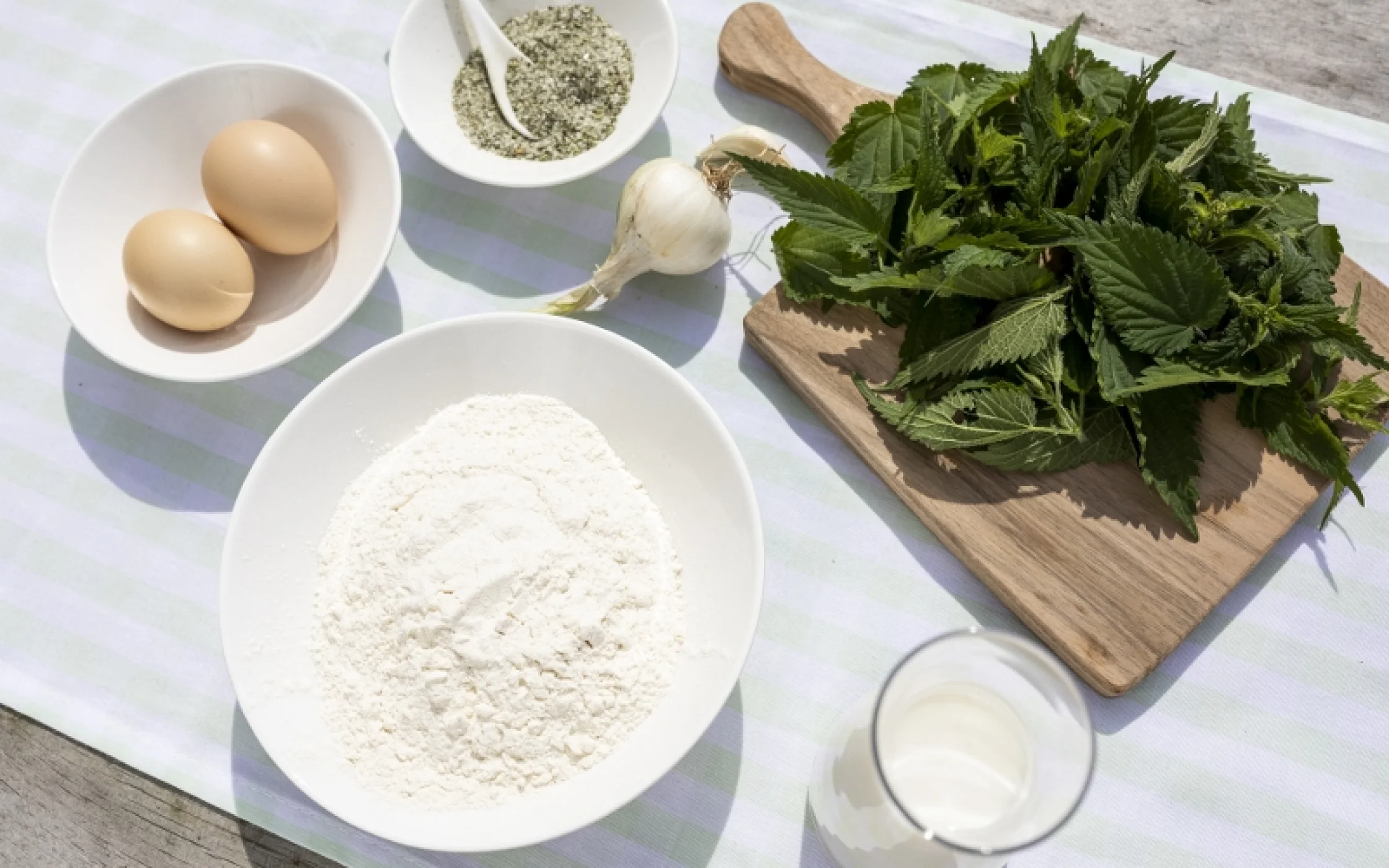 Brennesselomlette Zutaten_2019_Gabriela PrmeisSBO_Armin Huber 1_800x533.jpg